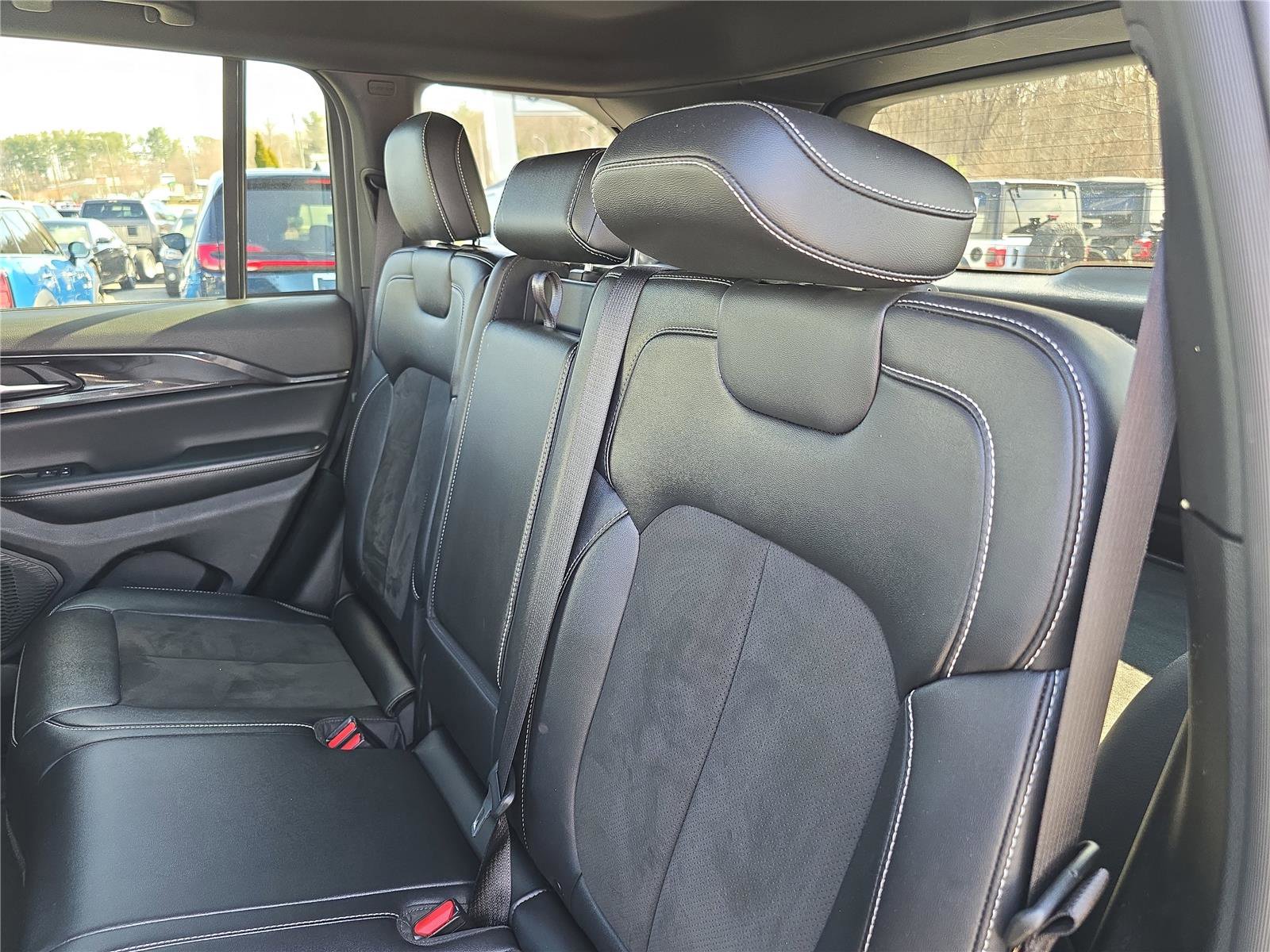 Used 2023 Jeep Grand Cherokee Altitude image 15