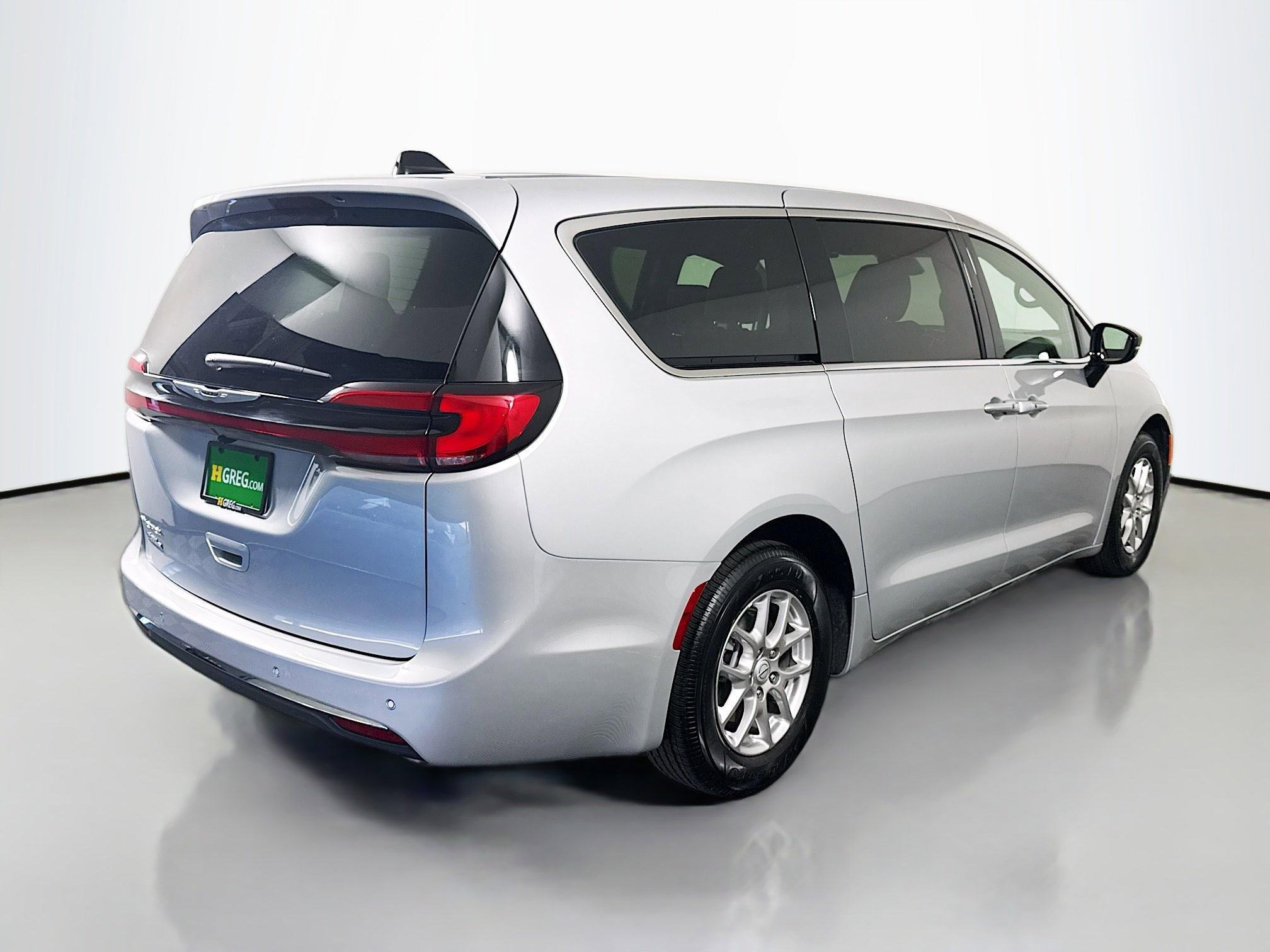 Used 2026 Chrysler Pacifica Select image 10