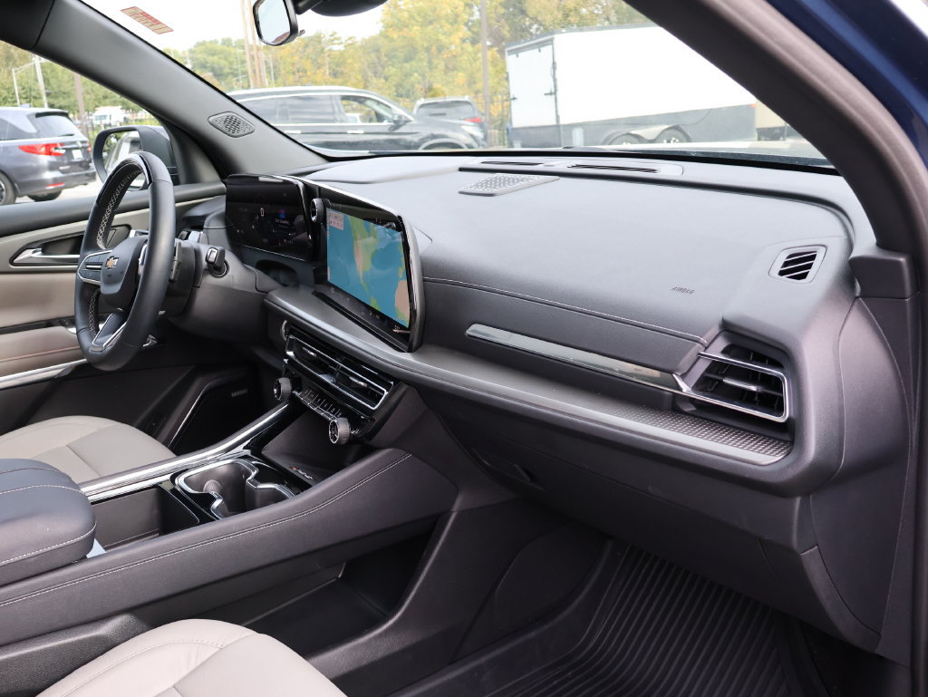 Used 2025 Chevrolet Traverse LT w/ Enhanced Driving Package FWD image 9