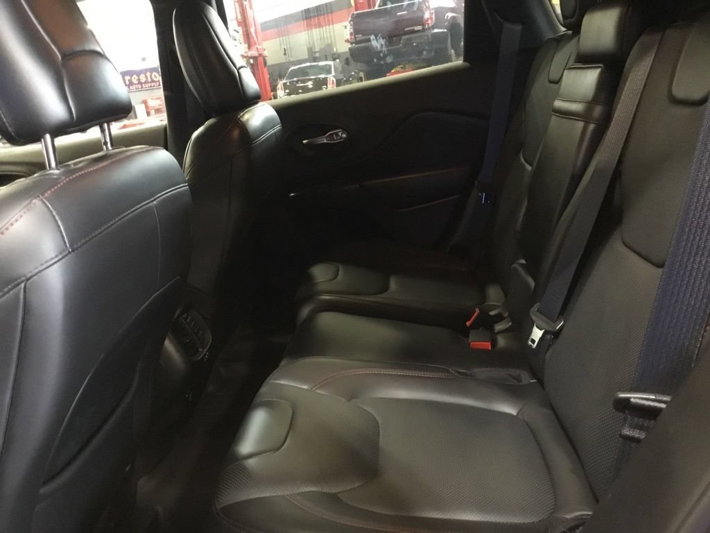 Used 2016 Jeep Cherokee Trailhawk w/ Comfort/Convenience Group AWD/4WD image 7