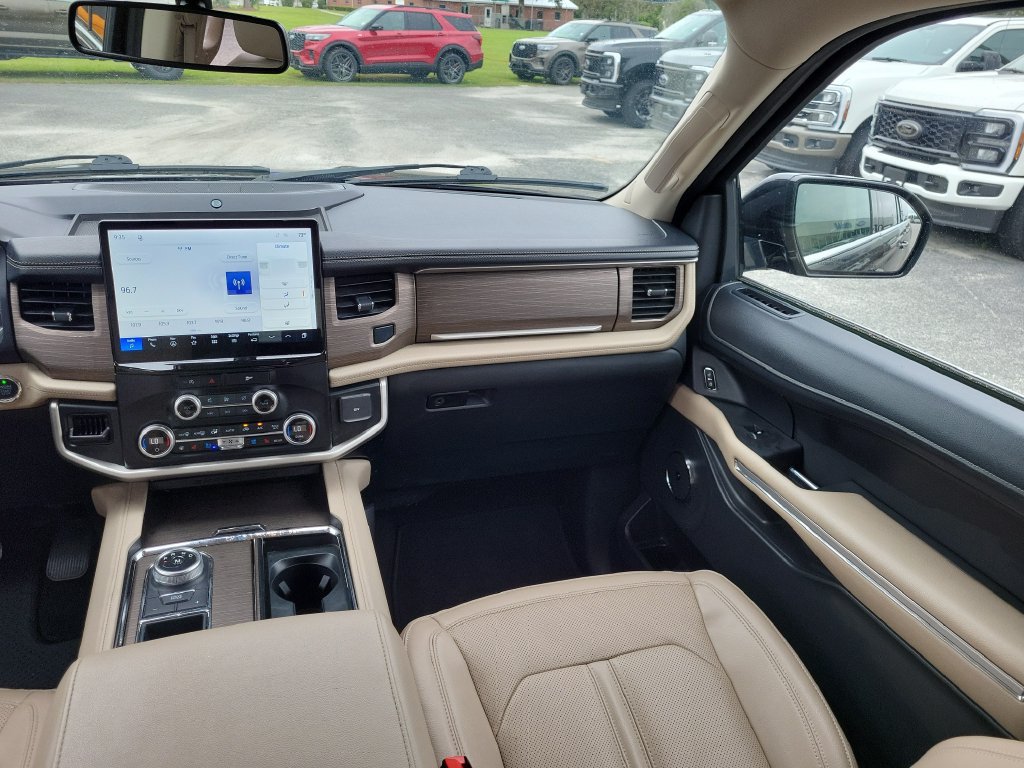 Used 2024 Ford Expedition Limited RWD image 15