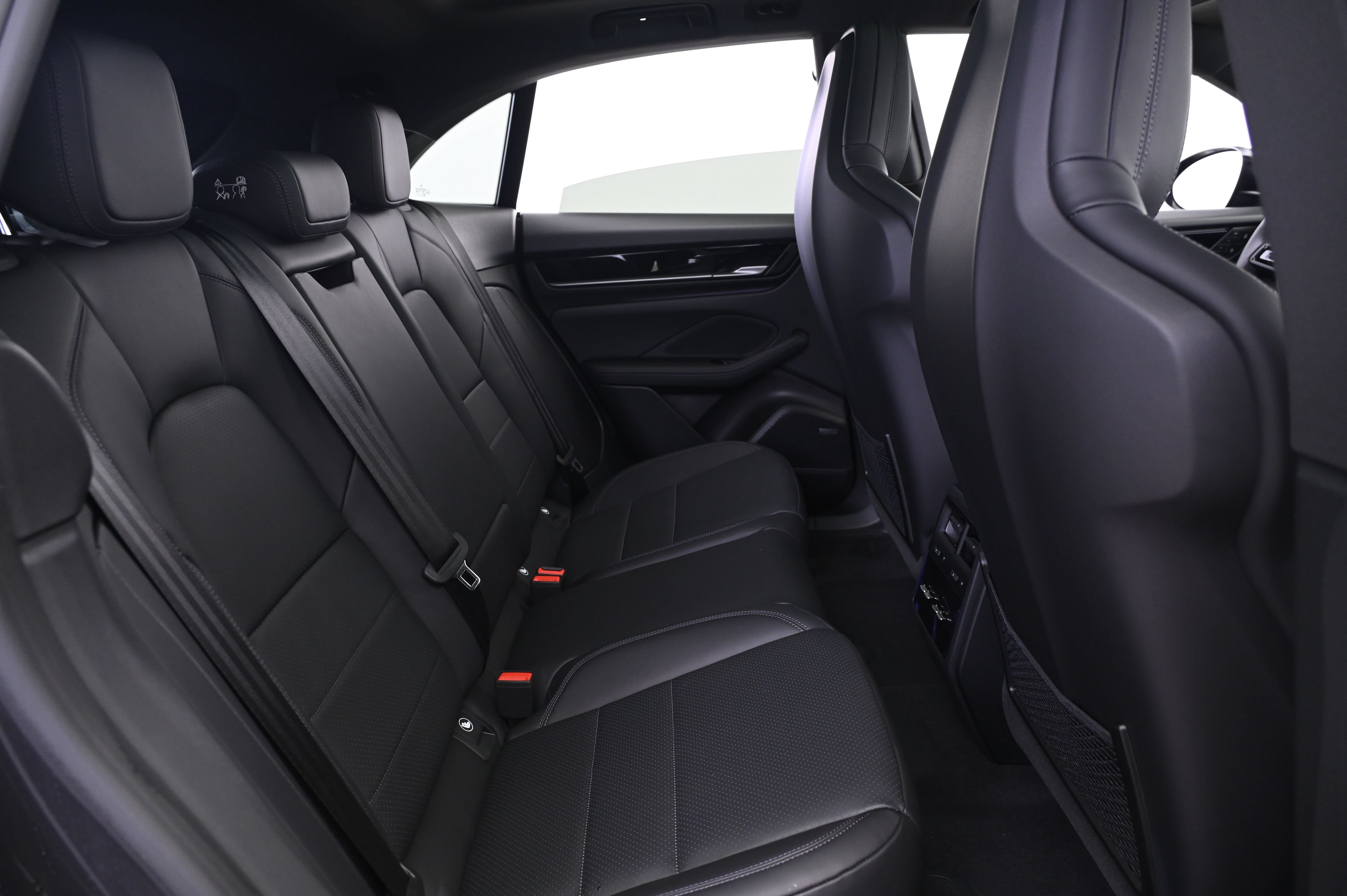 Certified 2025 Porsche Macan 4 Electric AWD/4WD image 19