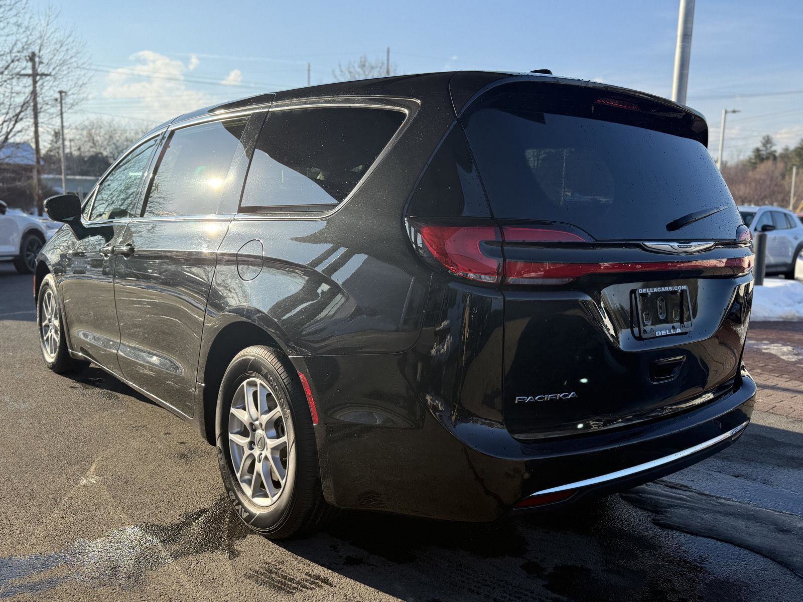 Used 2023 Chrysler Pacifica Touring image 7