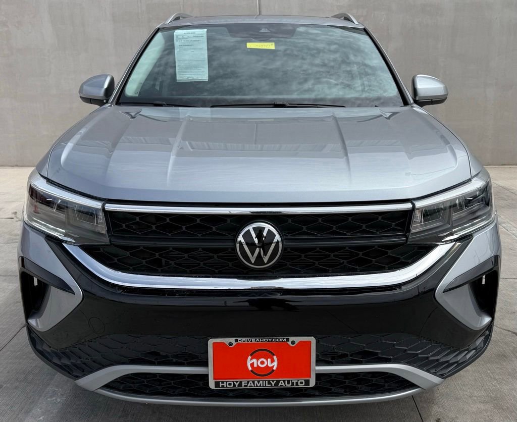 Used 2024 Volkswagen Taos SE w/ Panoramic Sunroof Package FWD image 2