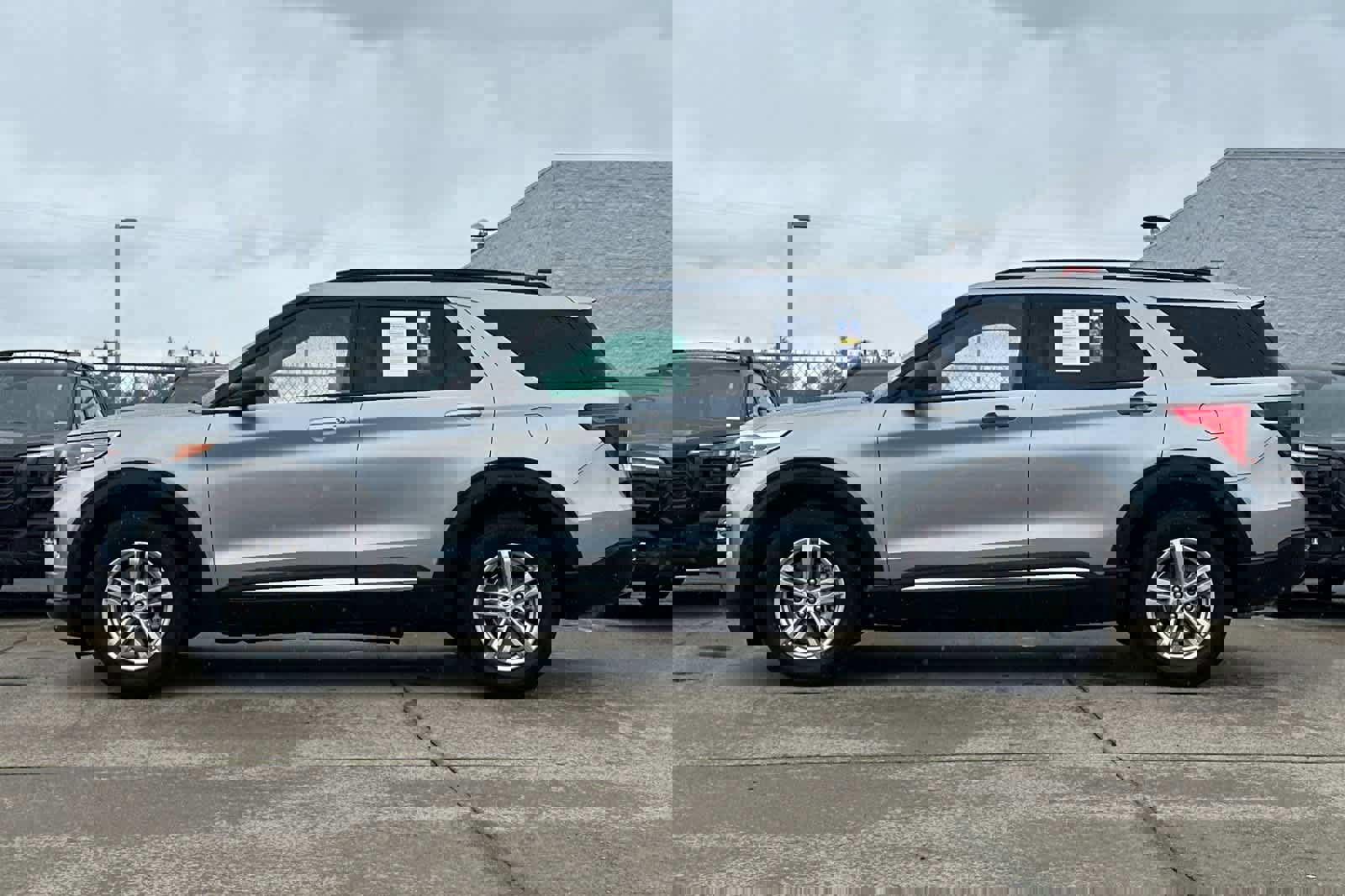 Used 2023 Ford Explorer XLT w/ Equipment Group 202A image 6