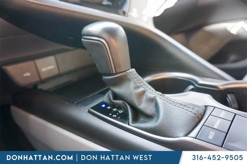 Used 2023 Toyota Camry SE w/ Cold Weather Package image 10