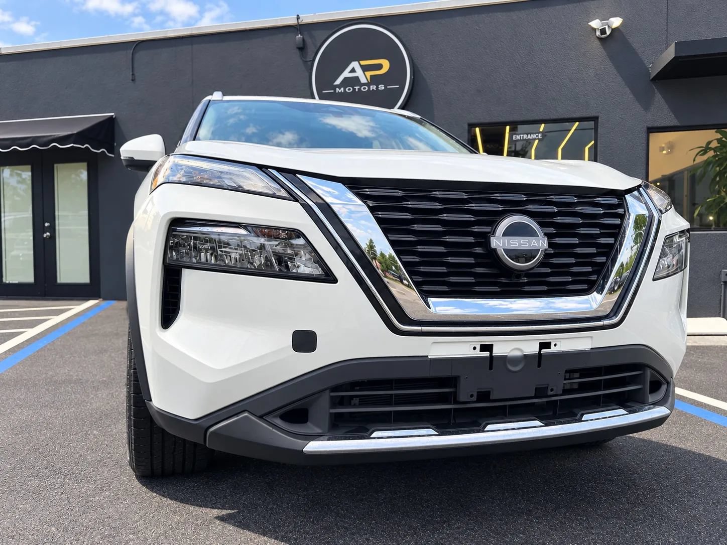 Used 2023 Nissan Rogue SV w/ SV Premium Package FWD image 3