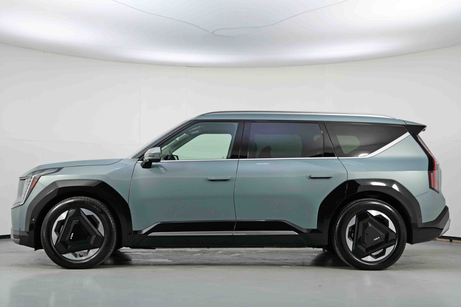 Used 2024 Kia EV9 Land image 9