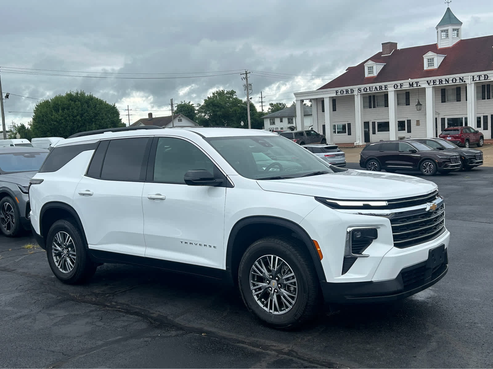Used 2025 Chevrolet Traverse LT image 3