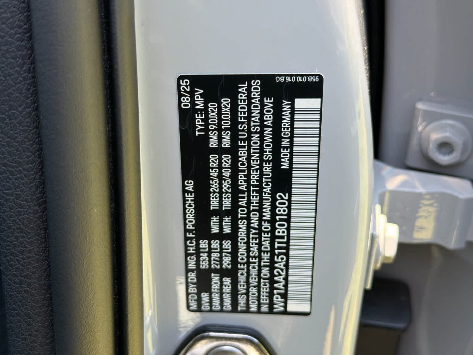 Used 2026 Porsche Macan AWD/4WD image 32