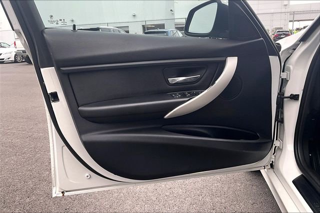 Used 2018 BMW 320i Sedan image 16