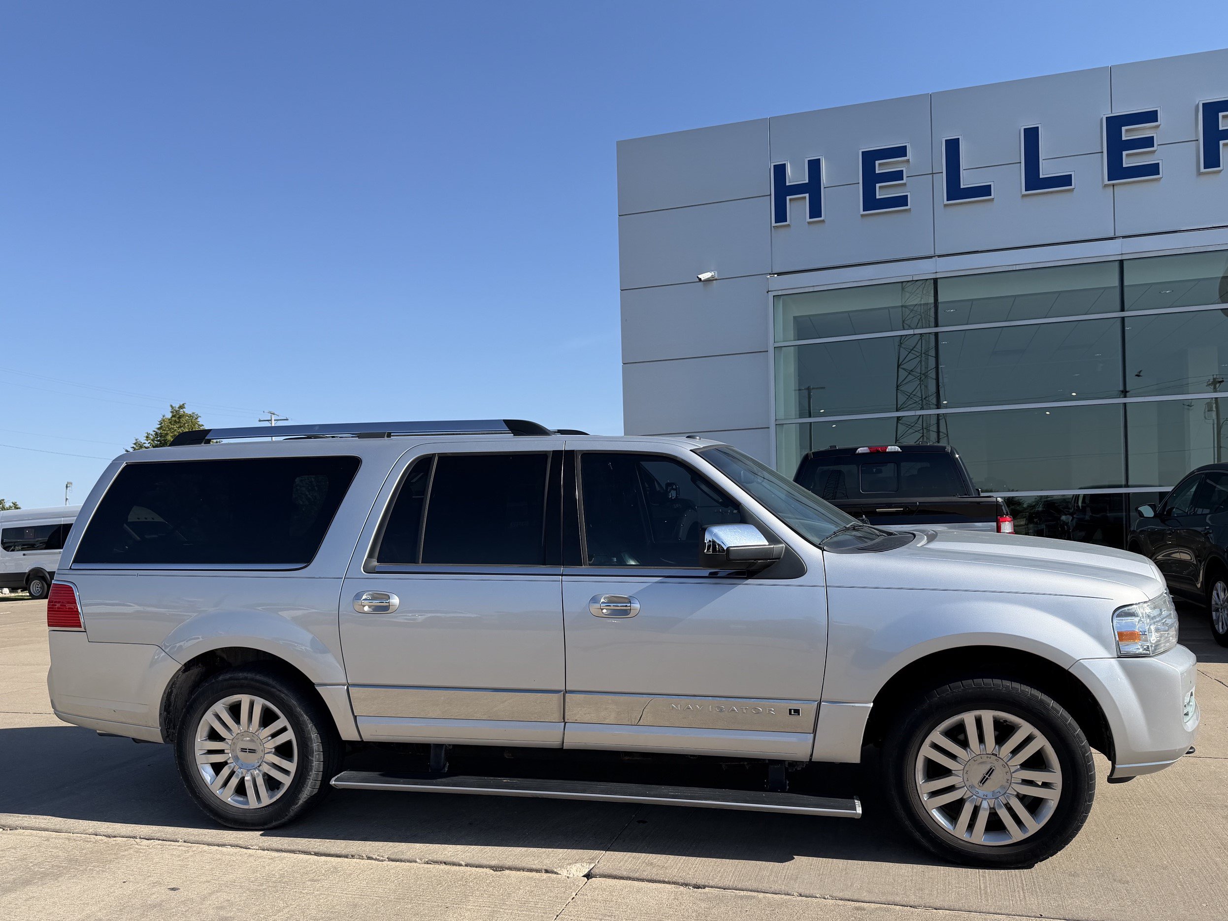 Used 2014 Lincoln Navigator L 4WD image 3