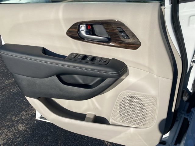 Used 2024 Chrysler Pacifica Limited image 20