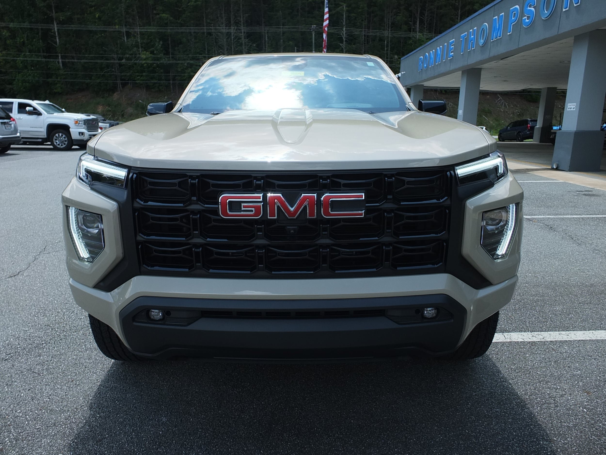 Used 2024 GMC Canyon Elevation w/ Elevation Premium Package AWD/4WD image 8