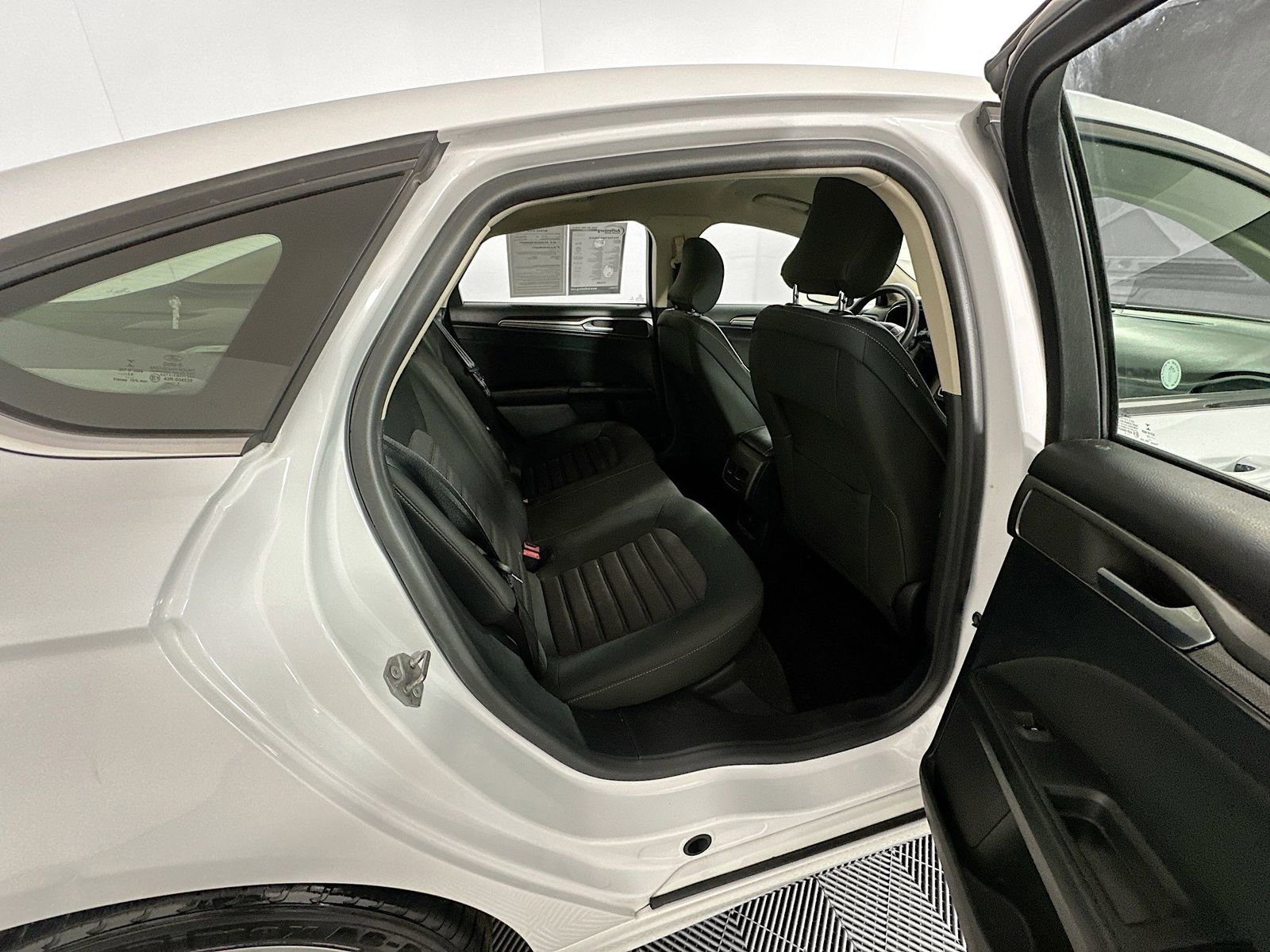 Used 2019 Ford Fusion SE FWD image 25