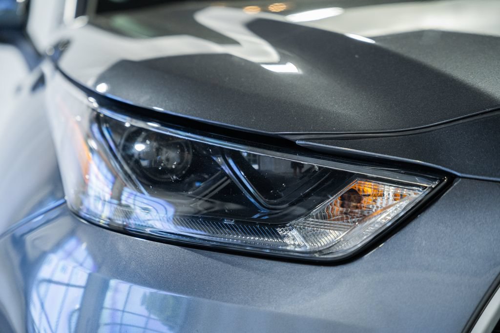 Used 2023 Toyota Highlander LE AWD/4WD image 12