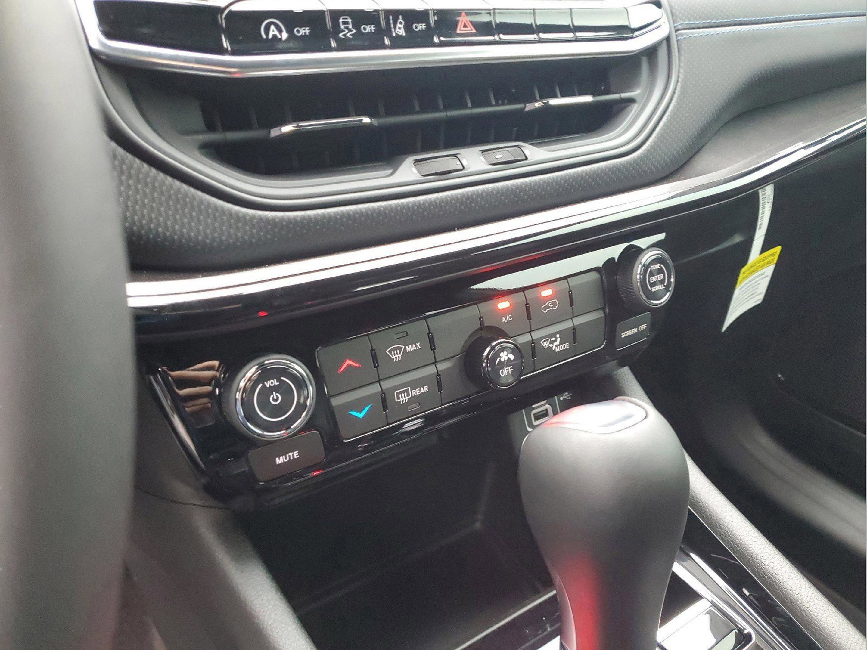 New 2026 Jeep Compass Latitude image 21