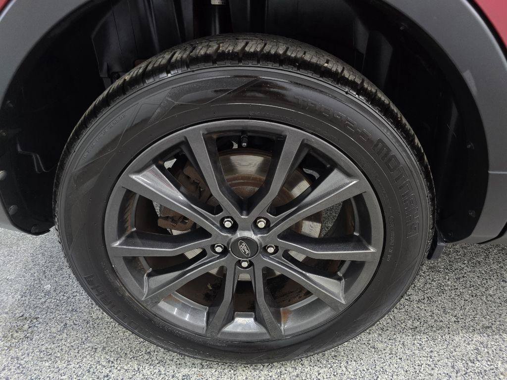 Used 2017 Ford Explorer XLT w/ Equipment Group 202A FWD image 32