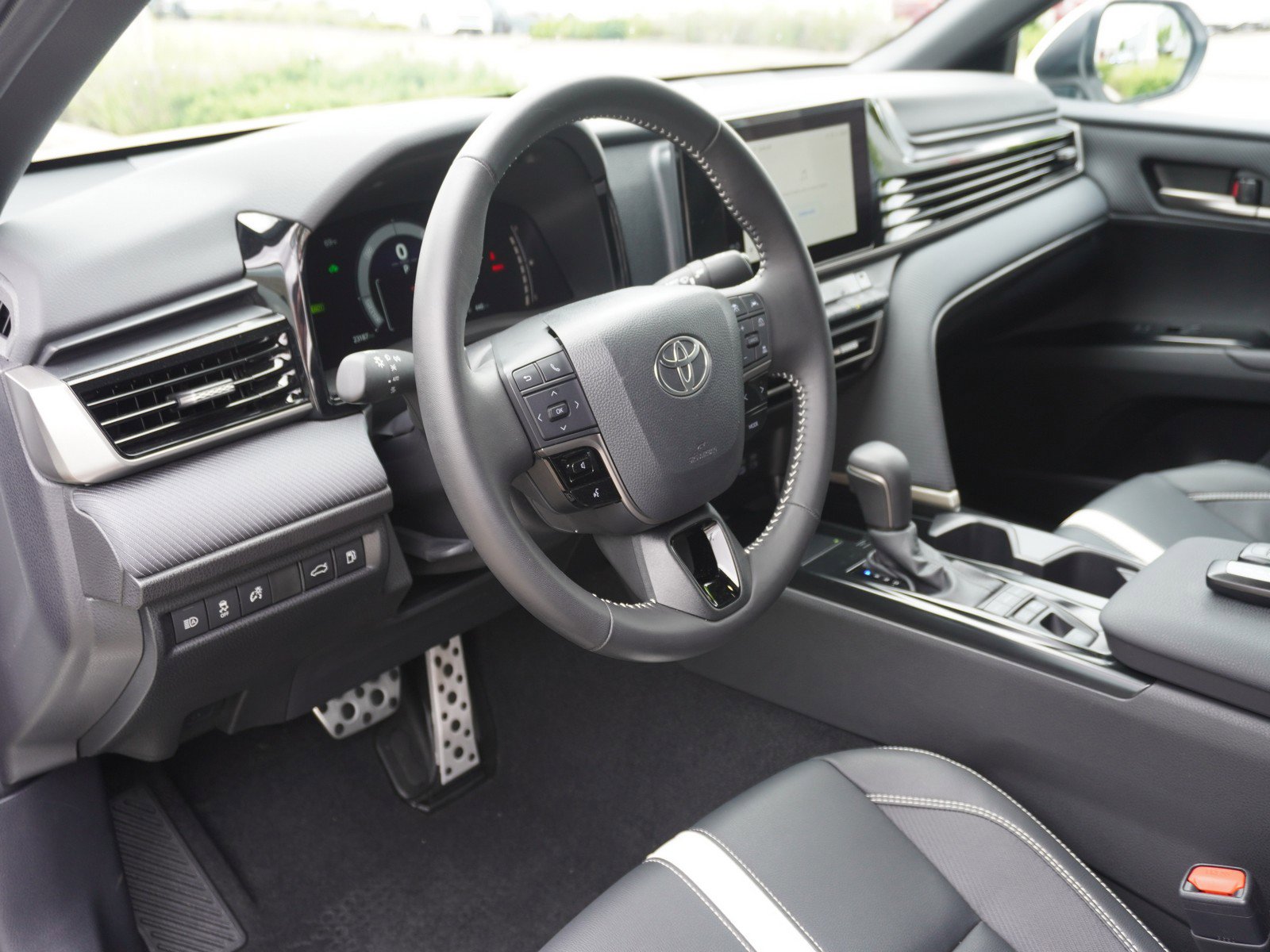 Used 2025 Toyota Camry SE FWD image 18