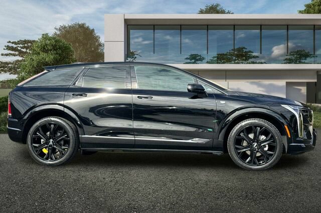 Certified 2025 Cadillac Optiq Sport 2 w/ LPO, ONYX Package AWD/4WD image 3