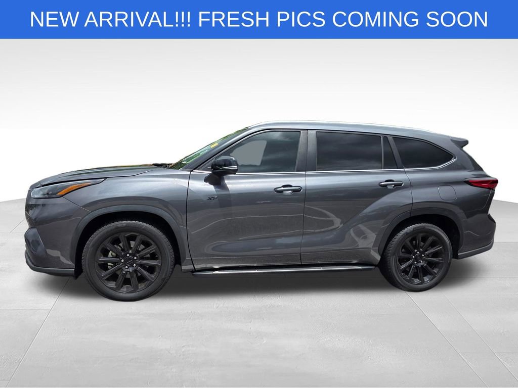 Used 2023 Toyota Highlander XLE FWD image 3