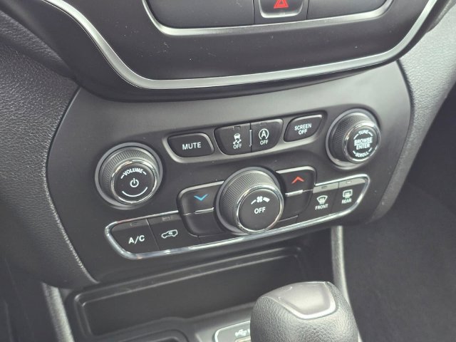 Used 2019 Jeep Cherokee Latitude w/ Popular Appearance Group FWD image 28
