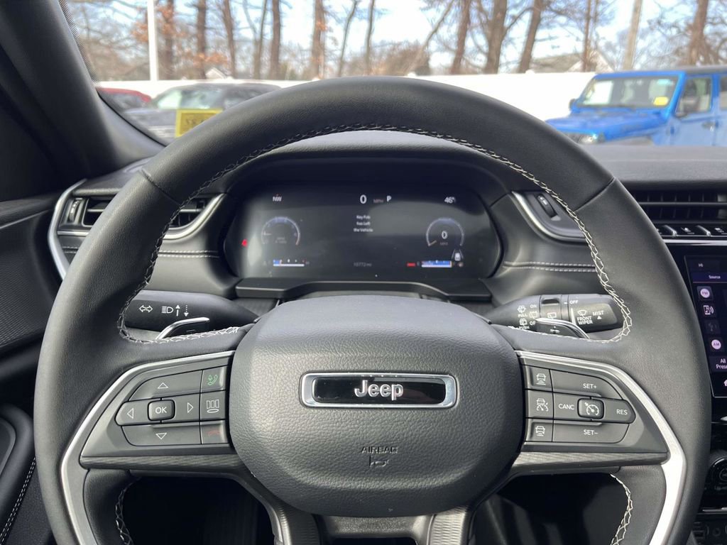 Used 2025 Jeep Grand Cherokee L Laredo AWD/4WD image 32