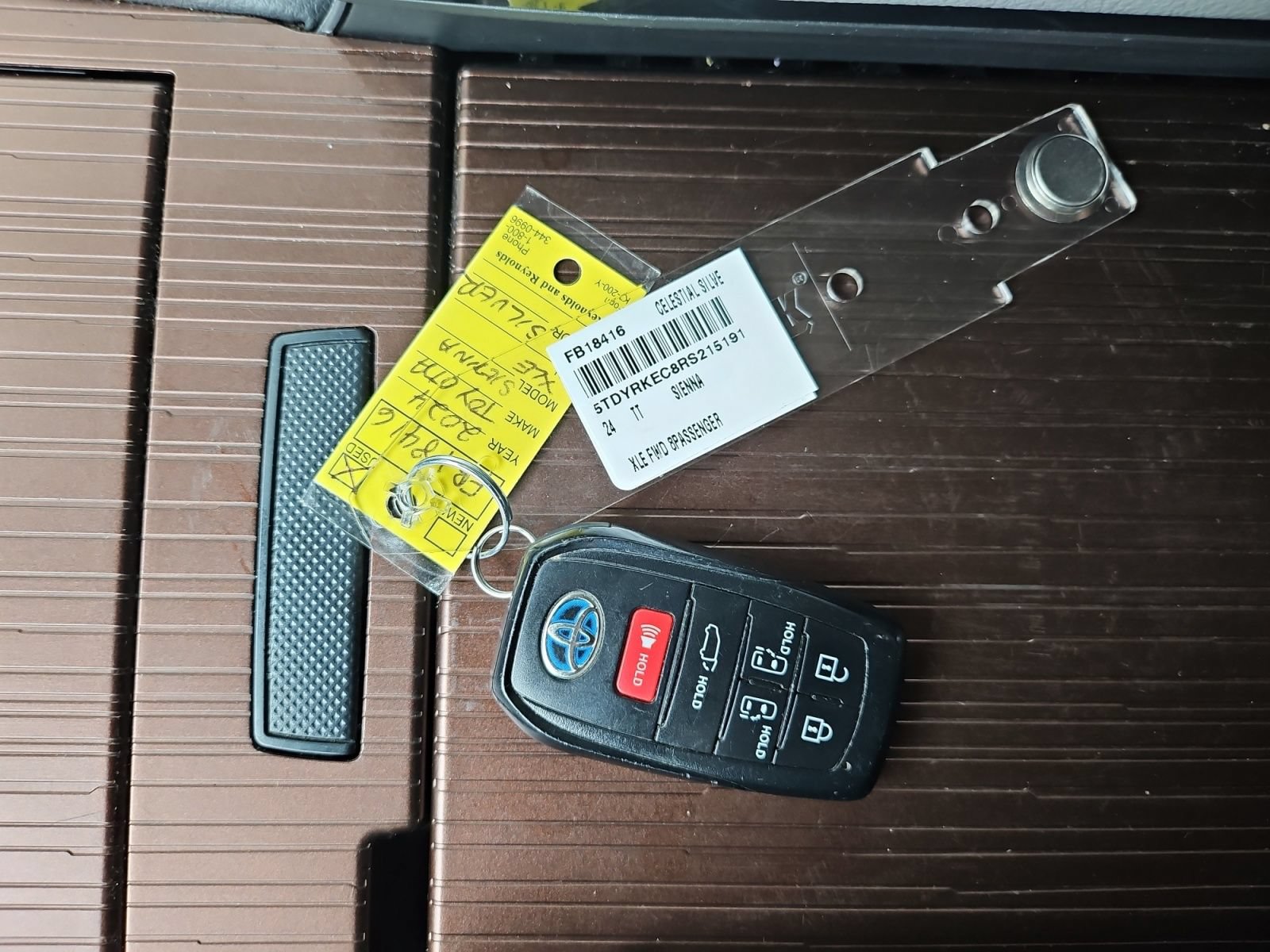 Used 2024 Toyota Sienna XLE FWD image 21