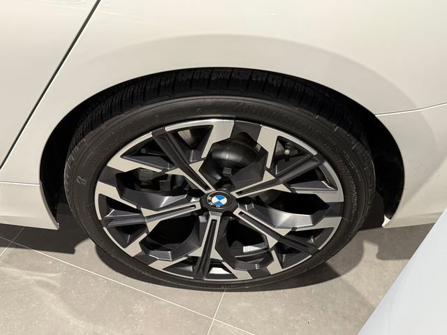 Used 2025 BMW 330i xDrive Sedan w/ M Sport Package AWD/4WD image 10