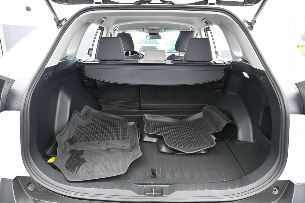 Used 2024 Toyota RAV4 XLE AWD/4WD image 33
