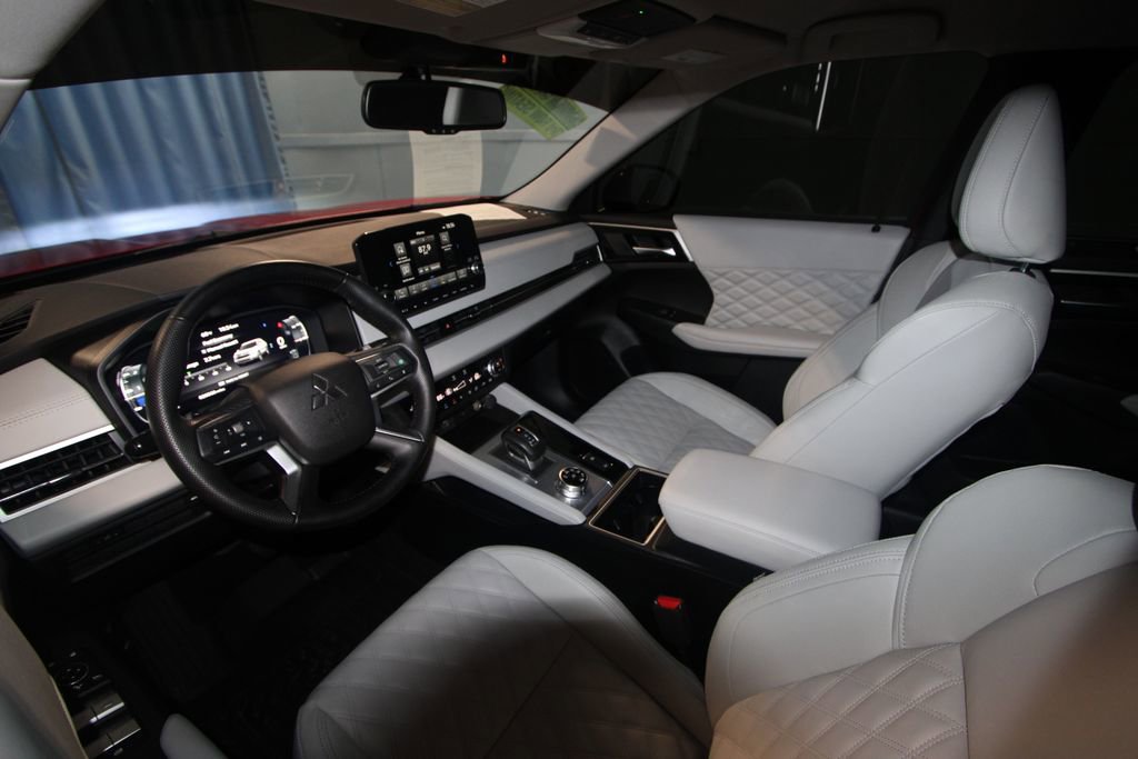 Used 2024 Mitsubishi Outlander SEL image 2