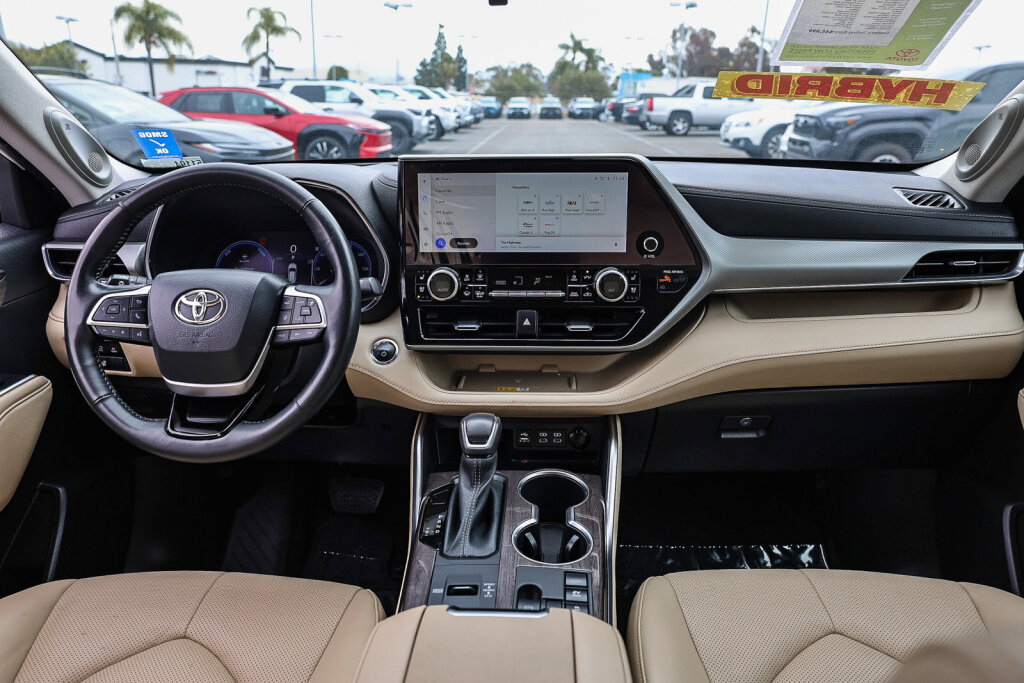 Used 2023 Toyota Highlander Platinum FWD image 2