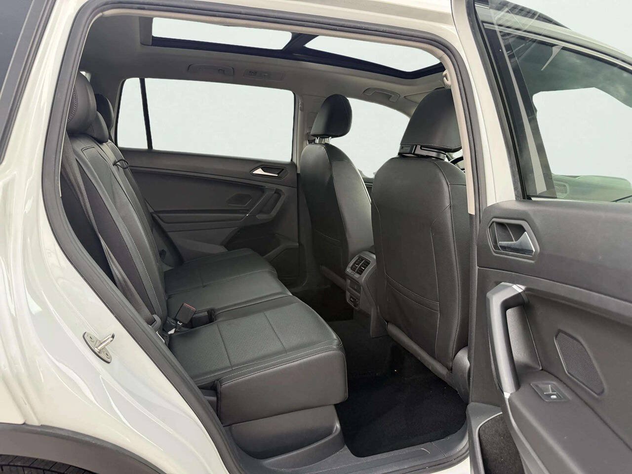 Used 2020 Volkswagen Tiguan SE w/ Panoramic Sunroof Package AWD/4WD image 13