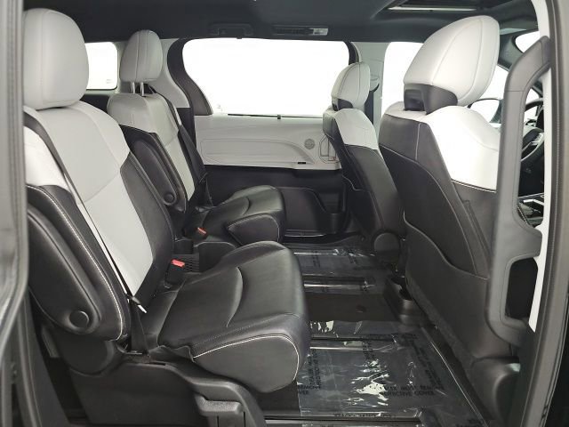 Used 2025 Toyota Sienna XSE FWD image 35