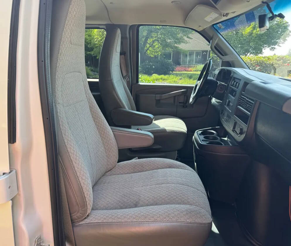 Used 2018 Chevrolet Express 2500 LS w/ Driver Convenience Package RWD image 17