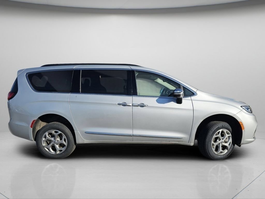 Used 2023 Chrysler Pacifica Limited AWD/4WD image 25