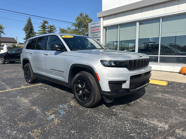 Used 2024 Jeep Grand Cherokee L Laredo image 2