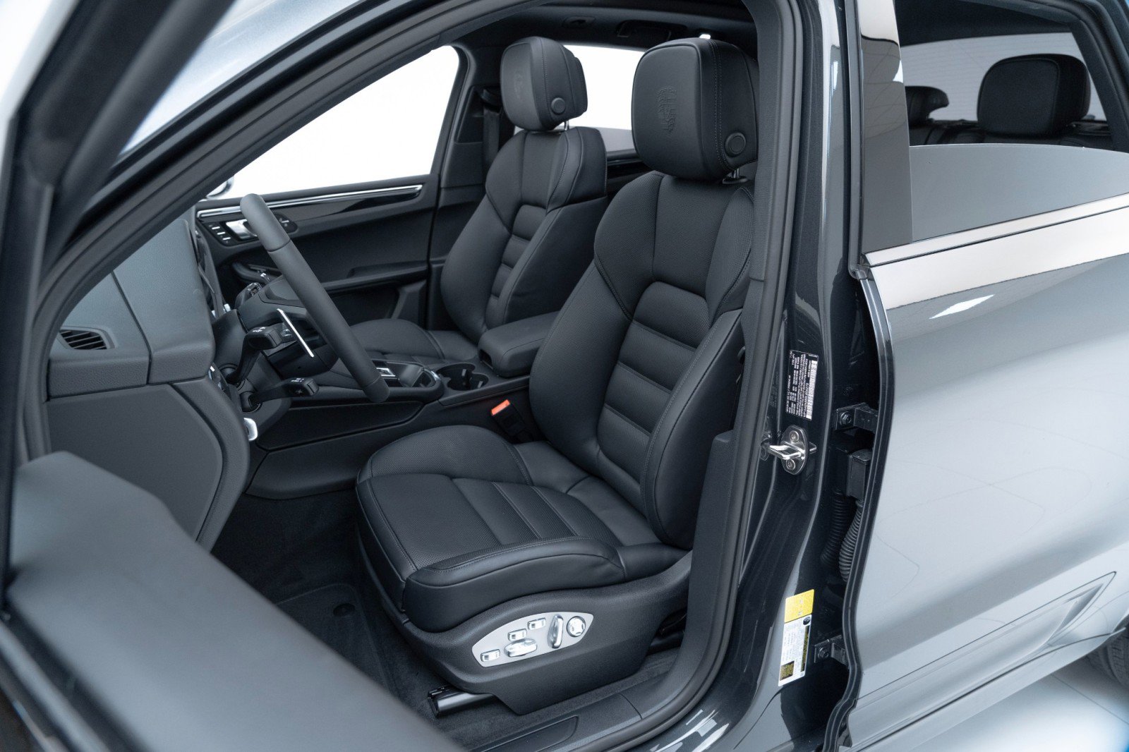 Certified 2025 Porsche Macan AWD/4WD image 5