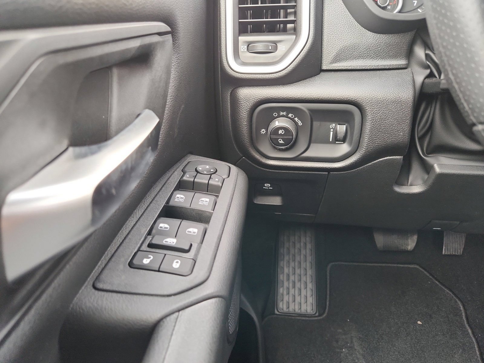 New 2026 RAM 1500 Express AWD/4WD image 18