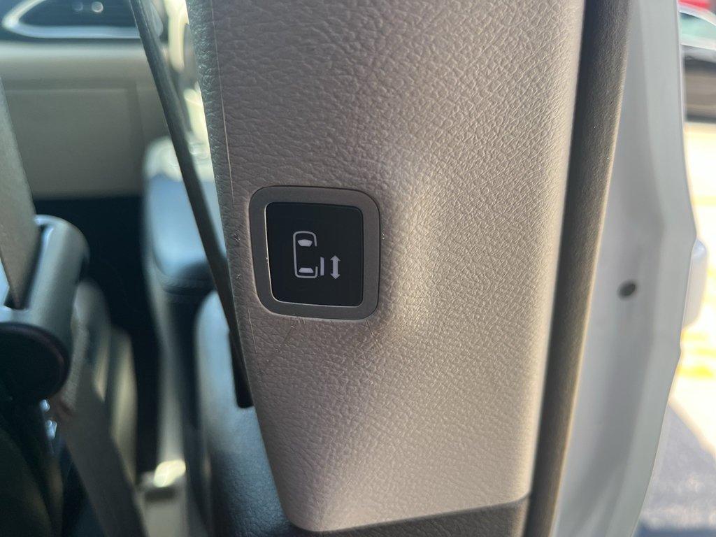 Used 2023 Chrysler Pacifica Touring-L FWD image 57