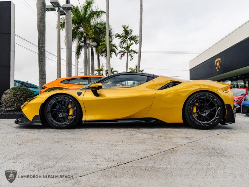 Used 2022 Ferrari SF90 Spider image 4