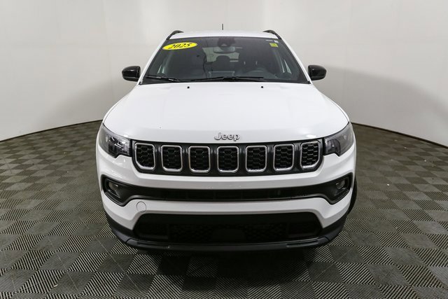 Used 2025 Jeep Compass Latitude image 4