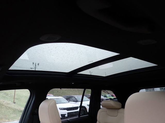 New 2025 Jeep Grand Cherokee Limited w/ Luxury Tech Group II image 18