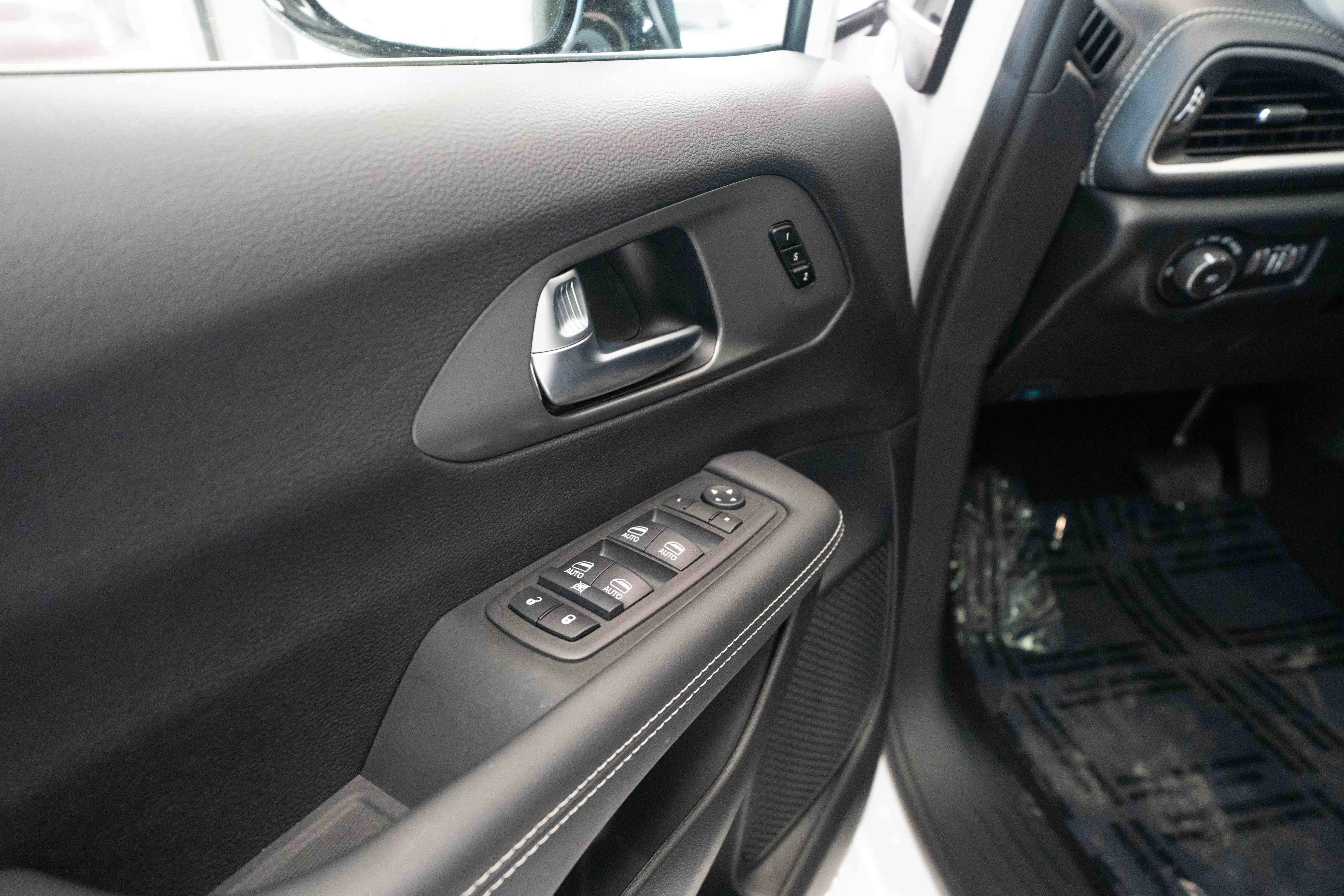 Used 2025 Chrysler Pacifica Select image 7