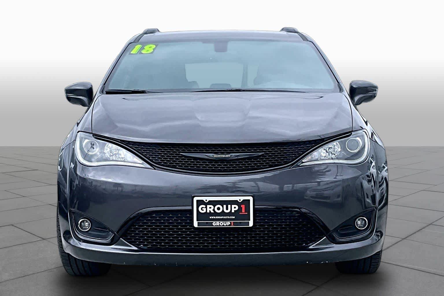 Used 2018 Chrysler Pacifica Limited w/ S Appearance Package FWD image 3