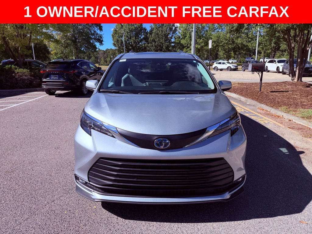 Used 2025 Toyota Sienna XLE FWD image 2