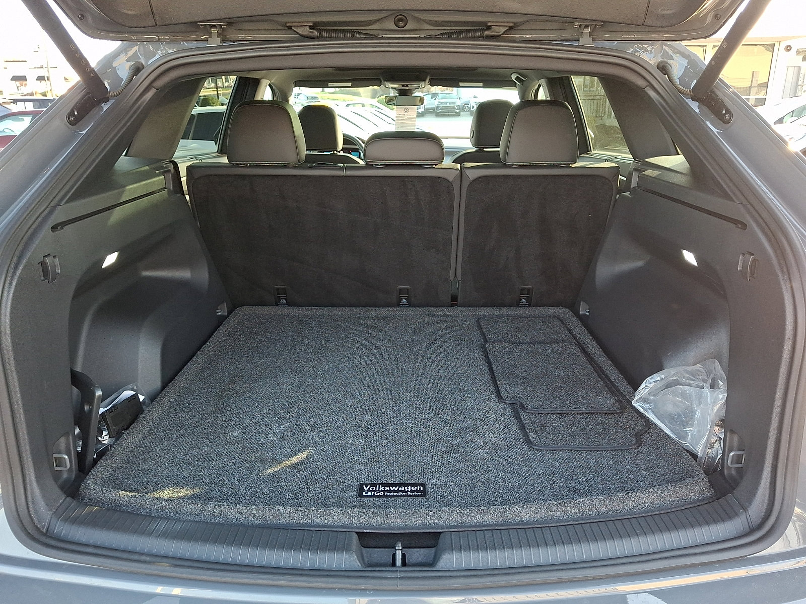 Certified 2025 Volkswagen Atlas Cross Sport SE w/ Panoramic Sunroof Package image 28