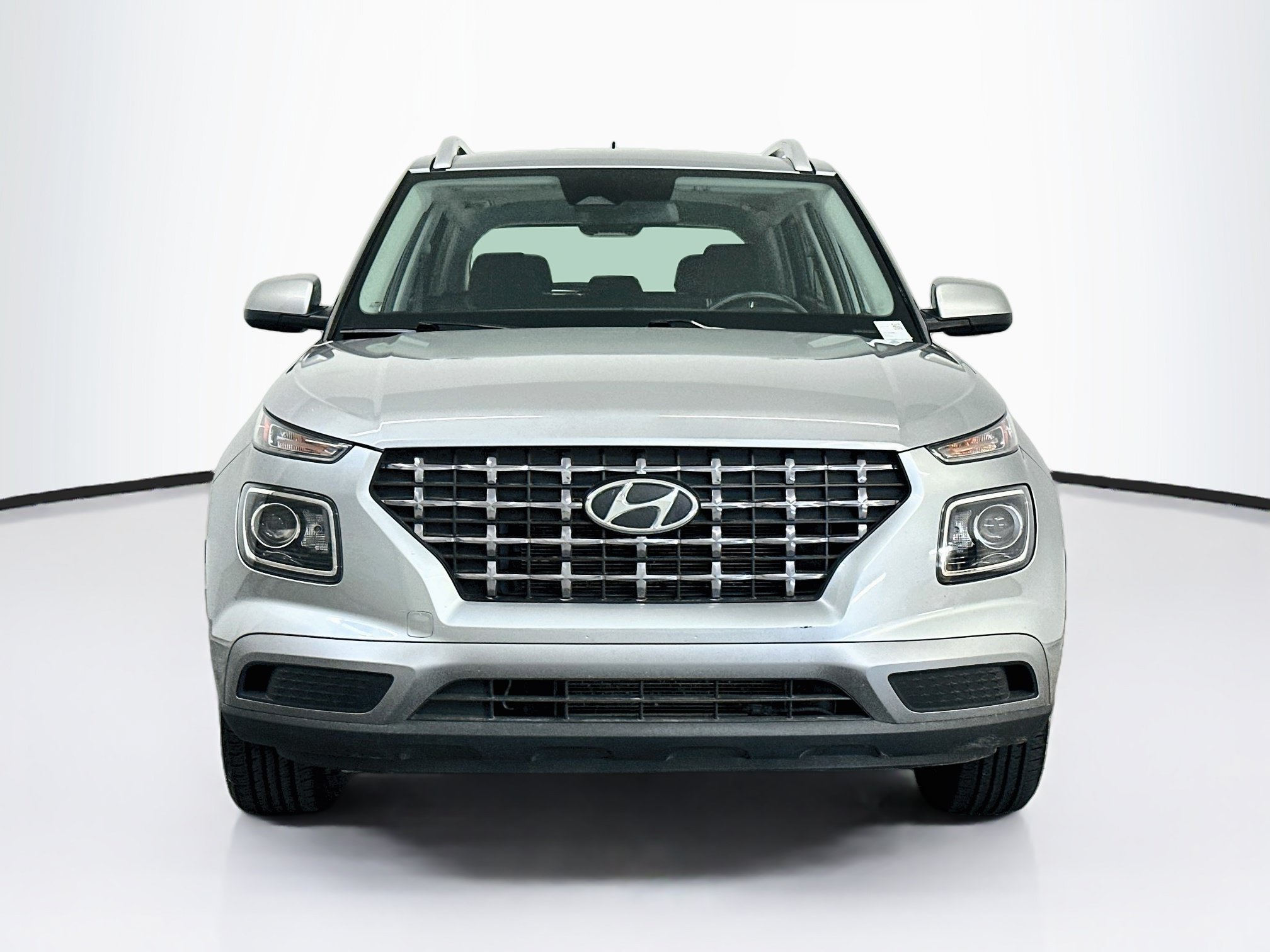 Used 2025 Hyundai Venue SEL FWD image 2