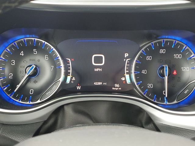 Used 2025 Chrysler Pacifica Limited image 12