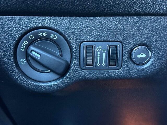 Used 2021 Dodge Challenger SXT image 31